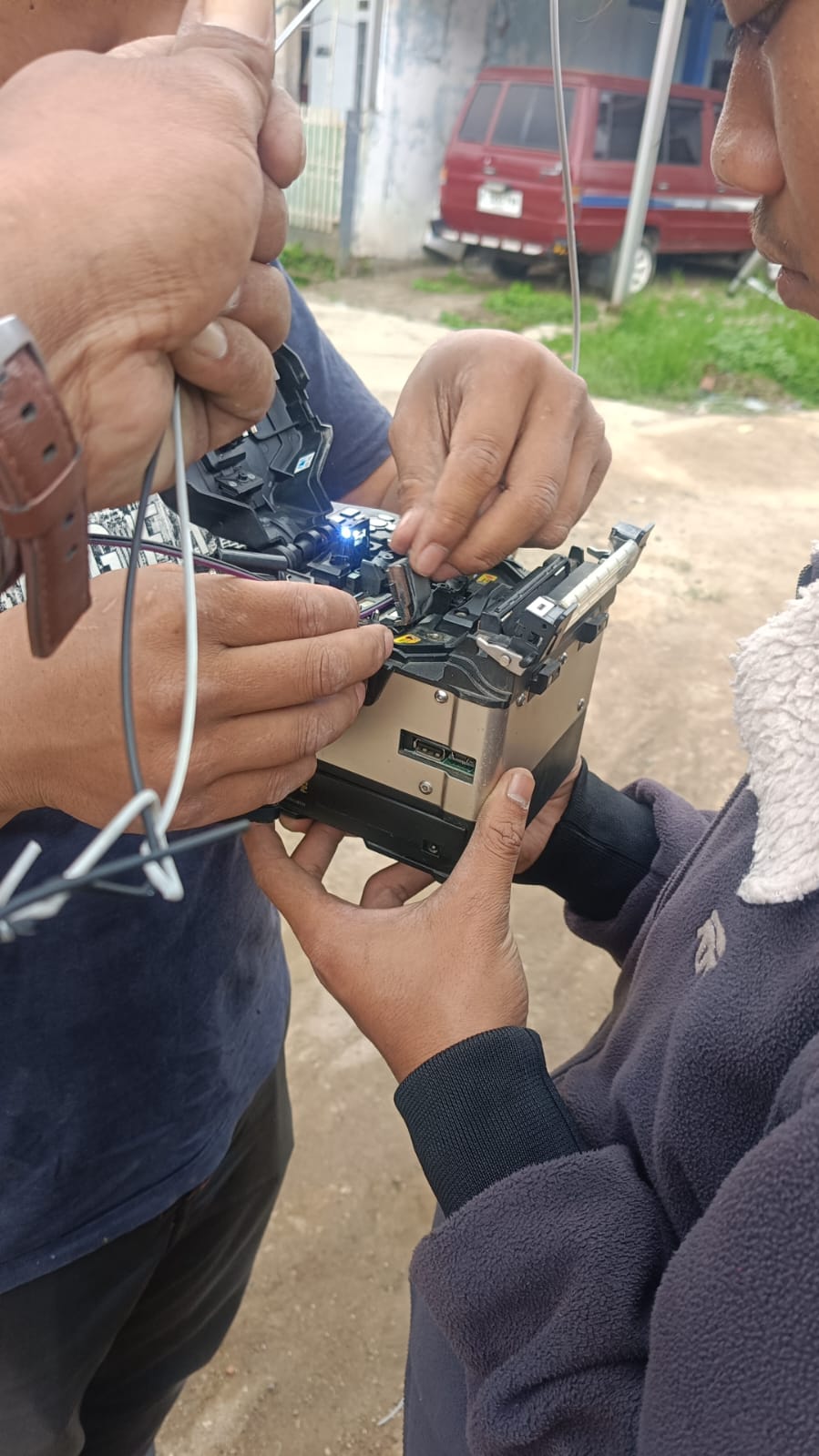 Tim GNET menyambungkan kabel fiber optik