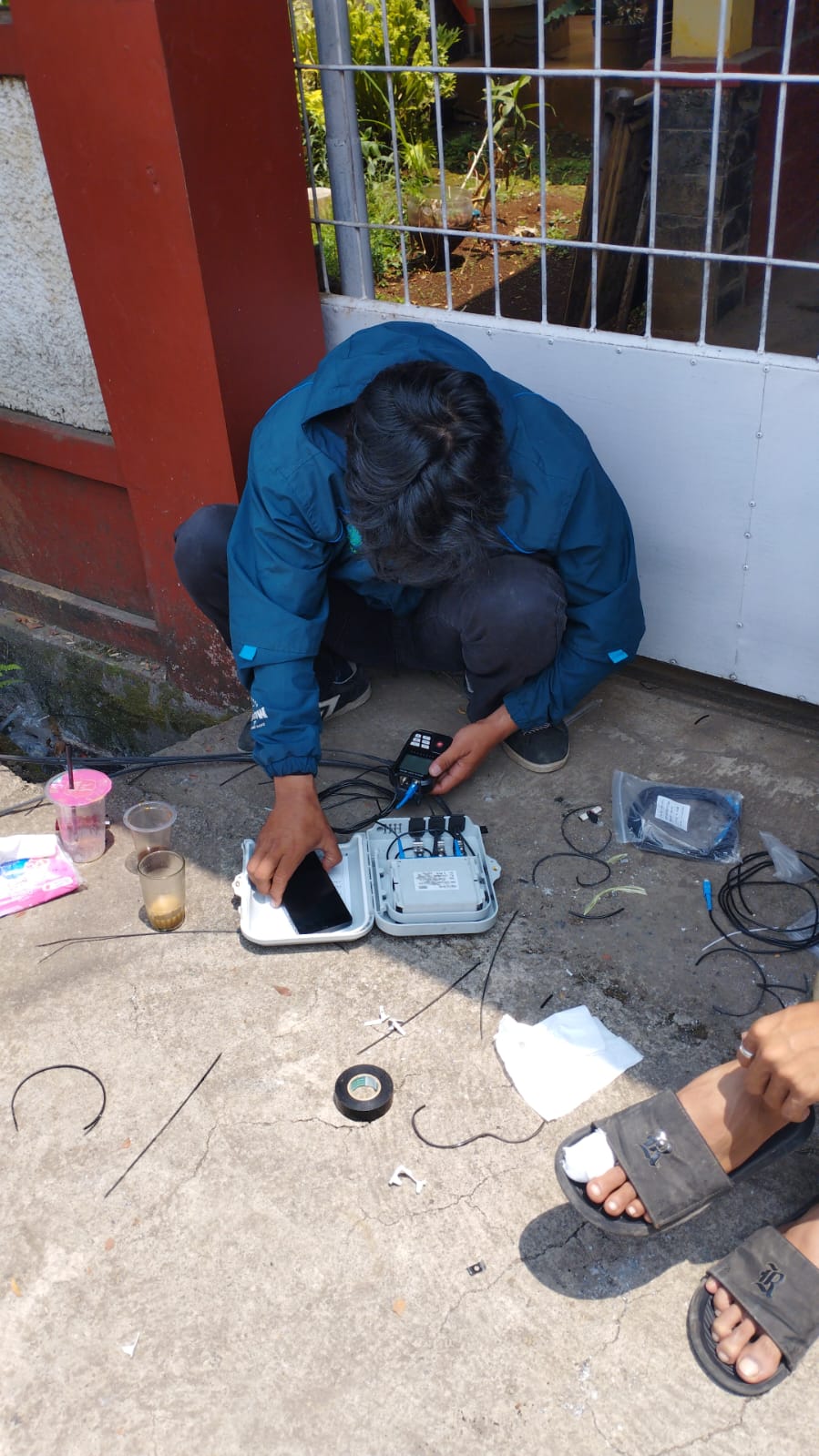 Pemeriksaan perangkat distribusi fiber optik.
