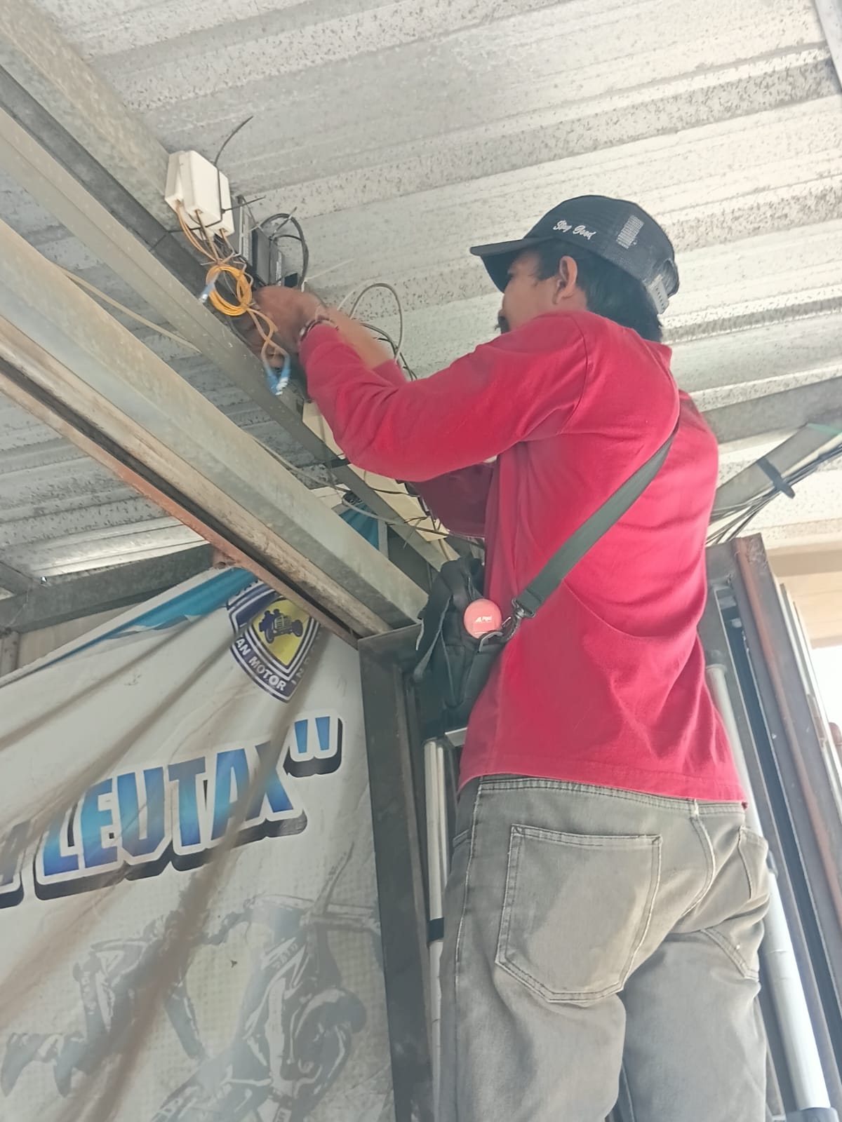 Pekerjaan perangkat jaringan di lokasi pelanggan.