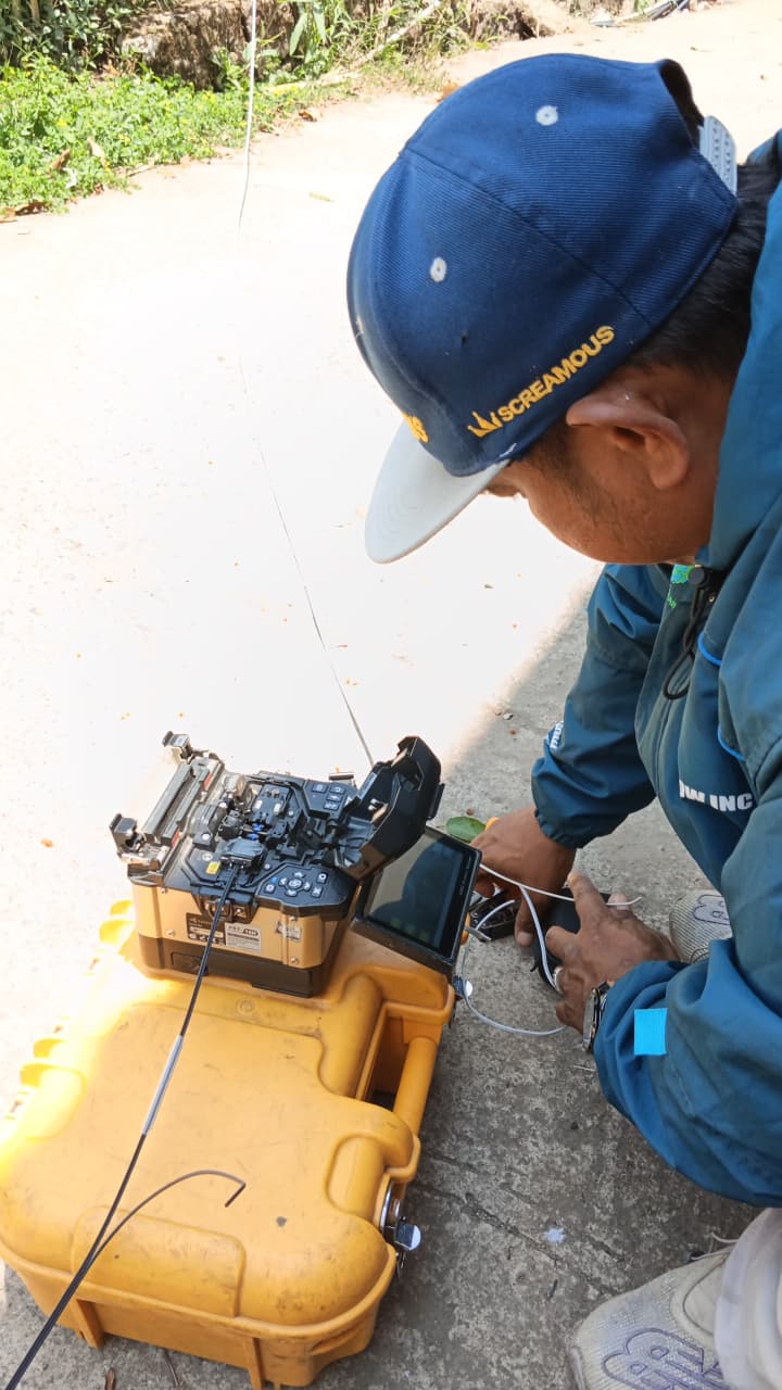 Teknisi melakukan penyambungan fiber optik.